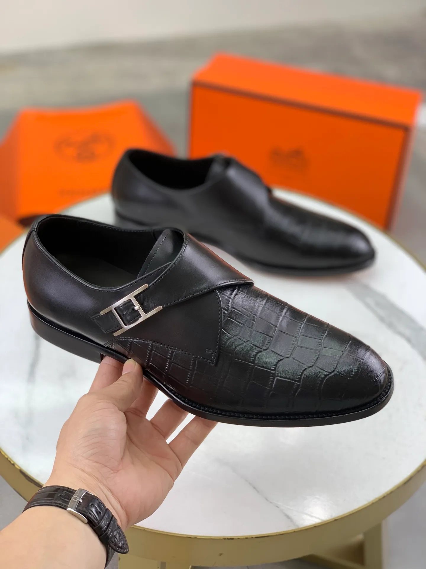 Factory price P940 💰💎💎💎 Original genuine leather outsole Brand: Hermès Grade: Same as the official website Original quality materials: Original soft calfskin Water-dyed cowhide lining Original Italian genuine leather outsole Style categories: Men's fashion Formal casual leather shoes Slip-on men's shoes series Young fashion European and American trends British style Code number: 39-45 (38.46 can be customized)